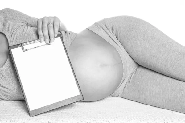 Ευτυχισμένη έγκυος κοπέλα βρίσκεται σε λευκό φόντο — Φωτογραφία Αρχείου