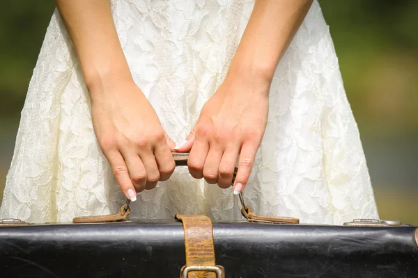 Elegante y hermoso en las manos de una maleta al aire libre en el — Foto de Stock