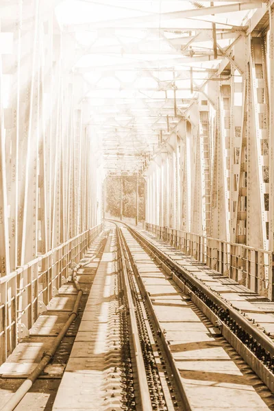 Όμορφο κομψό και αξιόπιστο σιδηροδρομικό με ένα τρένο το natur — Φωτογραφία Αρχείου