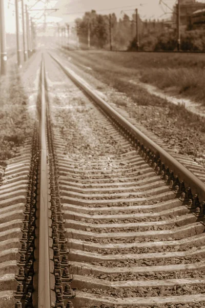 Bella ferrovia elegante e affidabile con un treno sul natur — Foto Stock