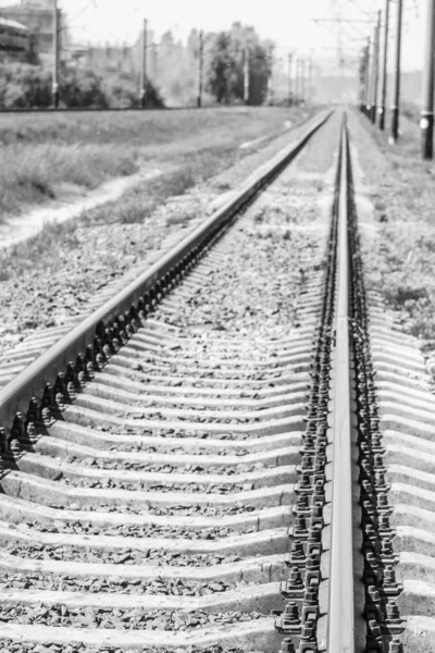 Bella ferrovia elegante e affidabile con un treno sul natur — Foto Stock