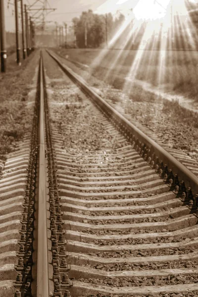 Bella ferrovia elegante e affidabile con un treno sul natur — Foto Stock