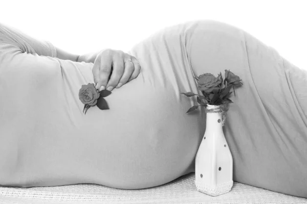 Menina grávida feliz encontra-se no fundo branco — Fotografia de Stock