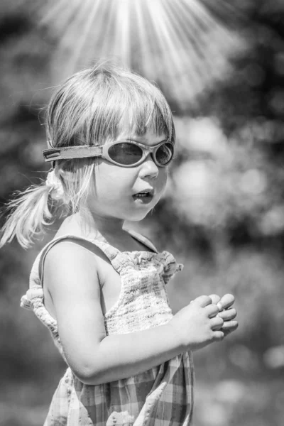 Fröhliches Kind hat Spaß beim Spielen im Naturpark — Stockfoto