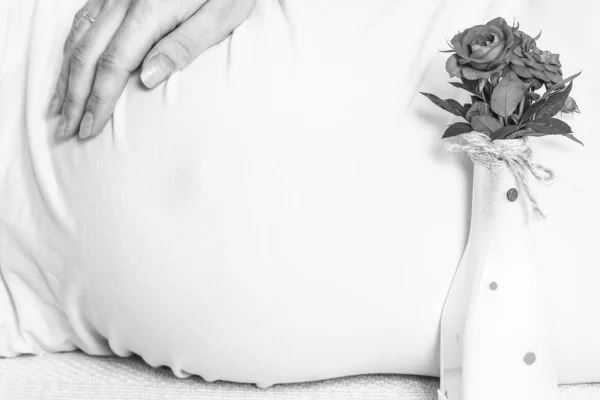 Menina grávida feliz encontra-se no fundo branco — Fotografia de Stock