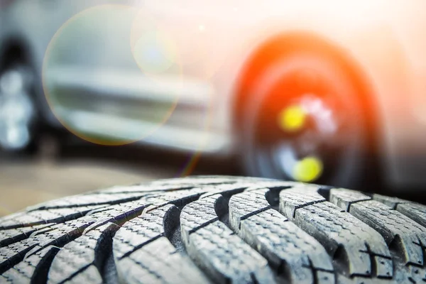 Neumáticos y ruedas de coche con ruedas para fondo automático —  Fotos de Stock