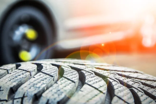 Neumáticos y ruedas de coche con ruedas para fondo automático —  Fotos de Stock