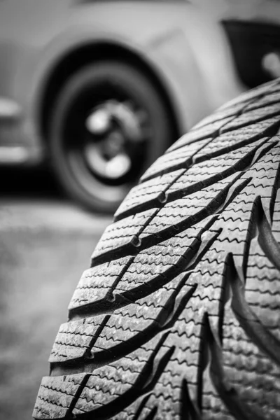 Pneumatici auto e ruote con ruote per lo sfondo auto — Foto Stock