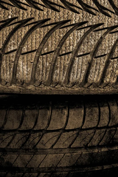 Foto antiga de pneus de carro e rodas para fundo de auto — Fotografia de Stock