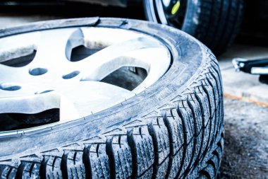 Otomatik arkaplan için tekerlekleri olan araba lastikleri ve tekerlekleri