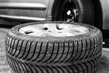 Otomatik arkaplan için tekerlekleri olan araba lastikleri ve tekerlekleri