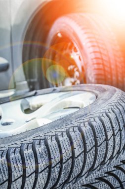 Otomatik arkaplan için tekerlekleri olan araba lastikleri ve tekerlekleri