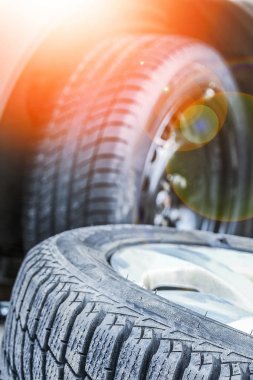 Otomatik arkaplan için tekerlekleri olan araba lastikleri ve tekerlekleri