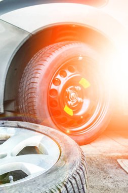 Otomatik arkaplan için tekerlekleri olan araba lastikleri ve tekerlekleri