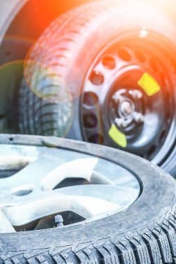 Otomatik arkaplan için tekerlekleri olan araba lastikleri ve tekerlekleri