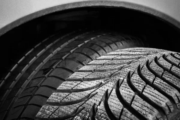 자동차 뒷좌석을 위한 자동차 타이어와 바퀴 — 스톡 사진