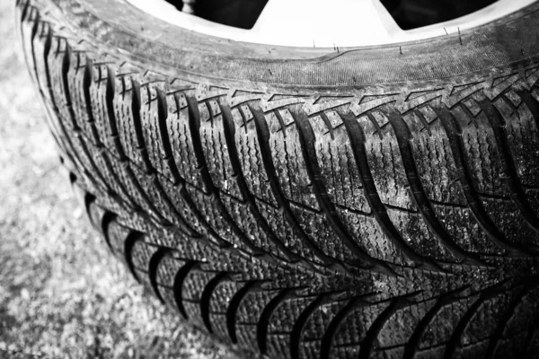 汽车轮胎和带有汽车底盘的车轮 — 图库照片