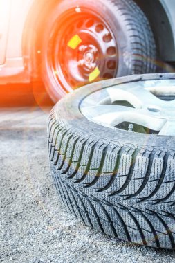 Otomatik arkaplan için tekerlekleri olan araba lastikleri ve tekerlekleri