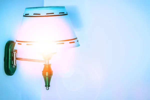 Stylově krásná lampa se stínem na pozadí — Stock fotografie