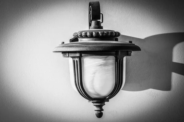 Стильно красива лампа з тіні на фоні — стокове фото
