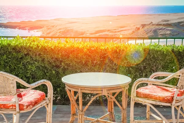 Cadeiras de mesa lindamente elegantes para comer pessoas no mar backgr — Fotografia de Stock