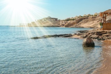 Doğanın arka planında güzel deniz kıyısı tatili