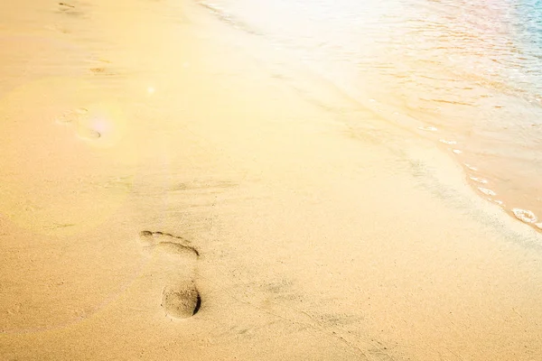 Belles empreintes de pas sur la plage dans la nature par la mer — Photo