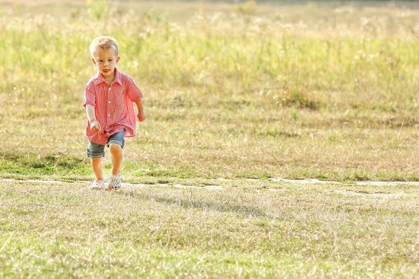 Glückliches Kind spielt im Sommer in der Natur — Stockfoto