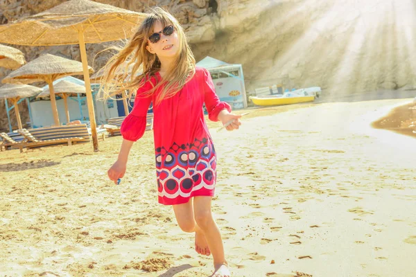 幸せな子供は海の背景の近くの砂の上に描きます — ストック写真