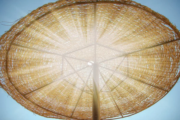 바닷가 배경에 있는 아름다운 우산 덮개 — 스톡 사진