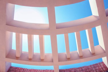 Doğa arka planında güzel bir stil Mısır sütunları