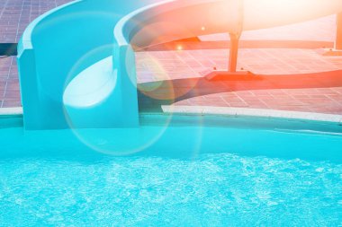 Na denize yakın havuzda şık ilginç su kaydırağı