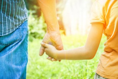 doğada bir parkta bir çocuk ve bir ebeveynin güzel eller