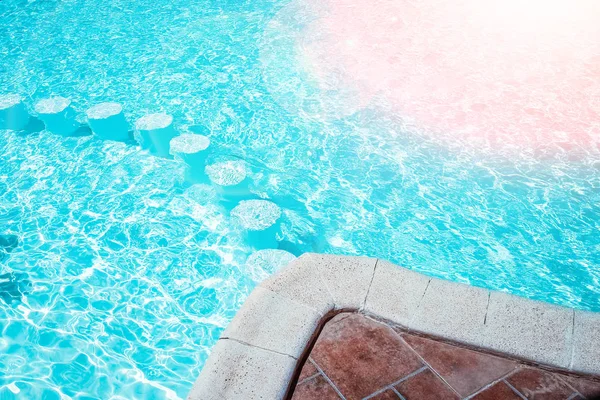 Krásný bazén v přímořském hotelu v pozadí parku — Stock fotografie