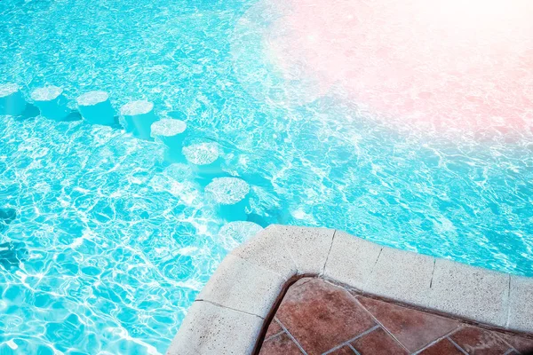 Bela piscina no hotel à beira-mar no fundo do parque — Fotografia de Stock