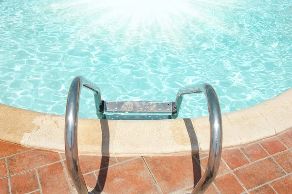 Scala splendidamente elegante passi in una piscina sulla natura — Foto Stock