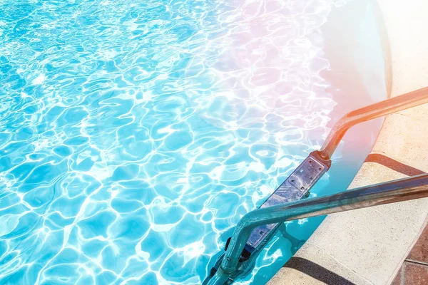 Scala splendidamente elegante passi in una piscina sulla natura — Foto Stock