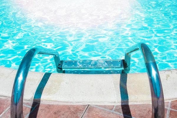 Scala splendidamente elegante passi in una piscina sulla natura — Foto Stock