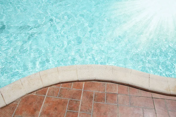 Hermosa piscina en el hotel junto al mar en el fondo del parque — Foto de Stock