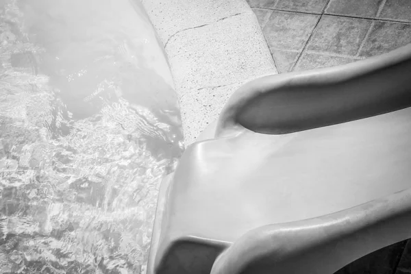Stilvoll interessante Wasserrutsche im Pool am Meer auf na — Stockfoto