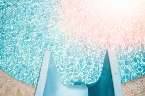 Glissière d'eau élégante intéressante dans la piscine près de la mer sur na — Photo