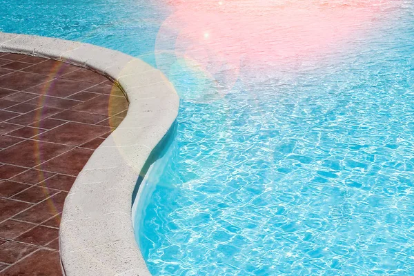 Deslizamento de água elegantemente interessante na piscina perto do mar na — Fotografia de Stock