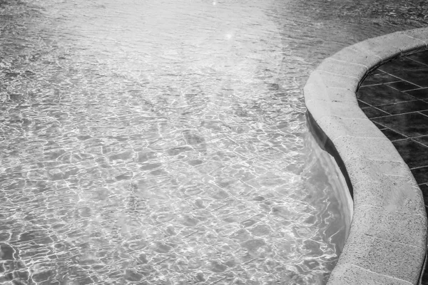 Стильно интересная водная горка в бассейне рядом с морем на — стоковое фото