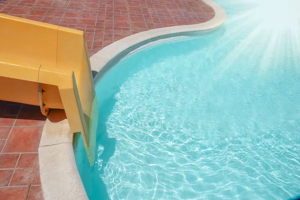时尚有趣的水滑梯在游泳池附近的海纳 — 图库照片