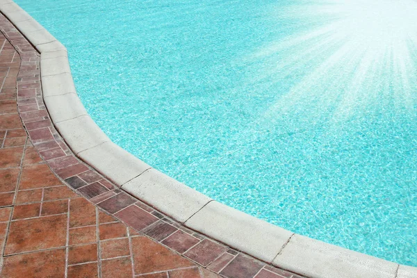 Schöner Swimmingpool im Strandhotel im Park — Stockfoto