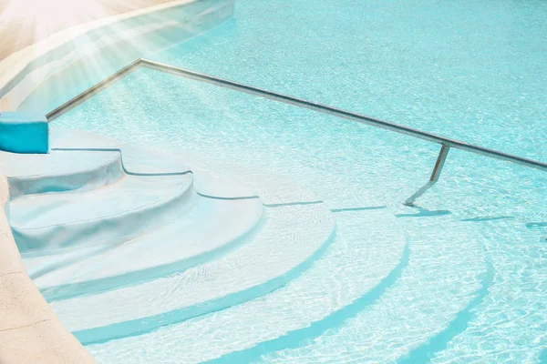 Vackert eleganta trappsteg i en pool på naturen — Stockfoto