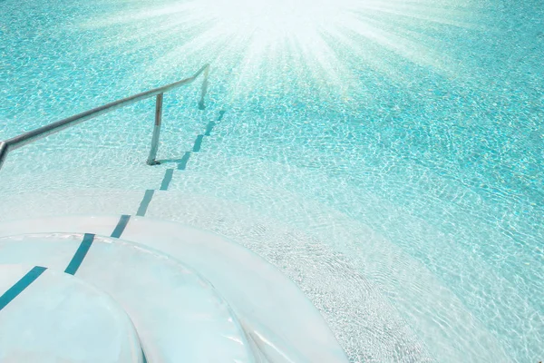 在自然泳池中设计时尚优美的楼梯台阶 — 图库照片