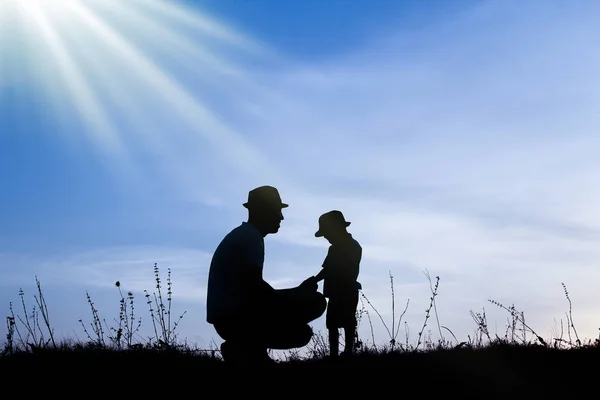 Glad förälder med barn leker på naturen sommar siluett — Stockfoto