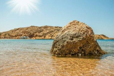 Doğanın arka planında güzel deniz kıyısı tatili