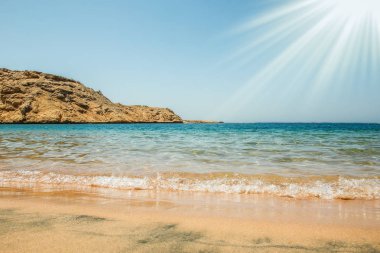Doğanın arka planında güzel deniz kıyısı tatili